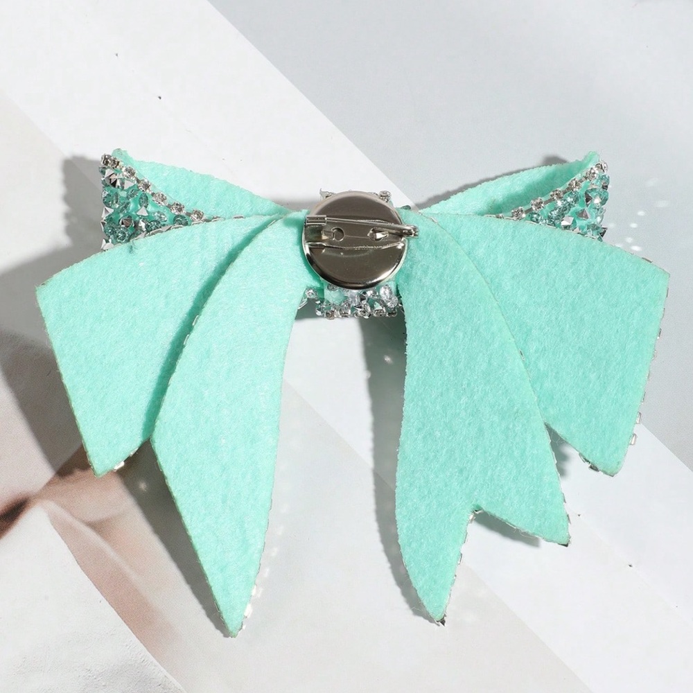 🎀 Bow Tie Pin 🎀 - Picture 3 of 4